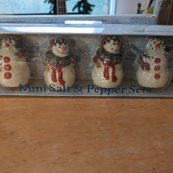Vintage Debbie Mumm Snowman Salt and Pepper Shakers- Set of 4 - Picture 2 of 4